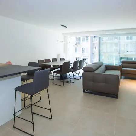 Riva Spacious And Modern With Location