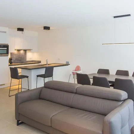 Riva Spacious And Modern With Location *