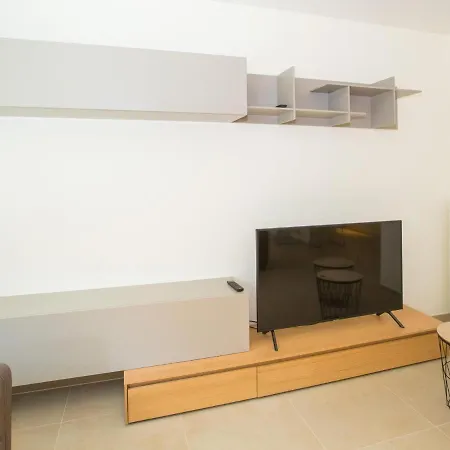 Riva Spacious And Modern With Location Apartmán